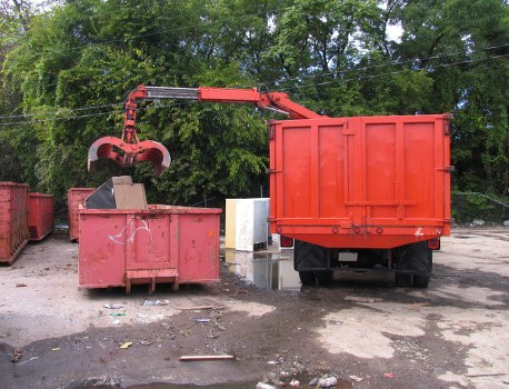 Photo showing delivery of a skip to a residential location